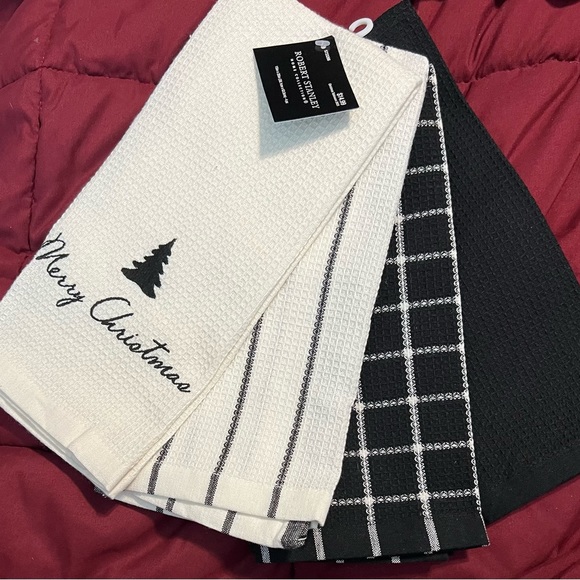Kitchen towel set (4 towels - 1 Merry Christmas and 3 regular) - Picture 1 of 1